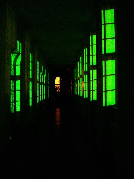 2005-10-15, Nacht (1).jpg - im nächtlichen Landhaus reflektiert sich das Licht der Baustelle Frauenkirche